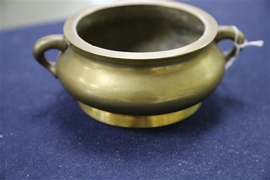 A Chinese bronze gui censer, Xuande mark, 18th/19th century, W. 17cm